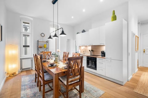 Kitchen or kitchenette, Decorative detail, Decorative detail, Seating area, Dining area, oven, stove