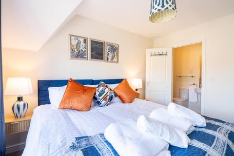 Bed, Photo of the whole room, Bedroom, towels, wardrobe