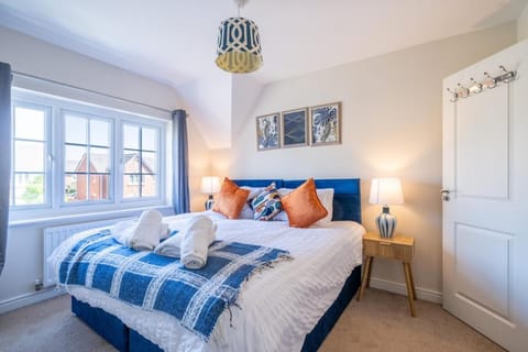 Bed, Photo of the whole room, Bedroom, towels, towels