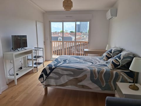 Bed, TV and multimedia, Bedroom, City view