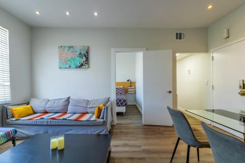 Coastal 2BR Escape | Walk to Beach & 2 Queen Beds Apartment in Flamingo Lummus