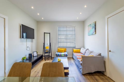 Coastal 2BR Escape | Walk to Beach & 2 Queen Beds Apartment in Flamingo Lummus