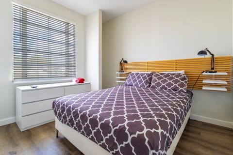 Coastal 2BR Escape | Walk to Beach & 2 Queen Beds Apartment in Flamingo Lummus