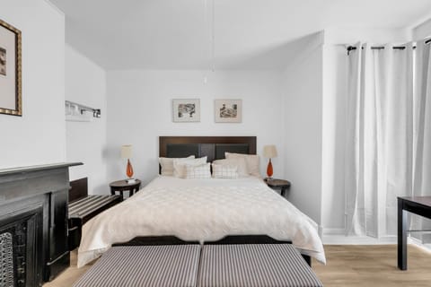 Detroit 3BR in Mexicantown | Sleeps 7 + WiFi Apartment in Windsor