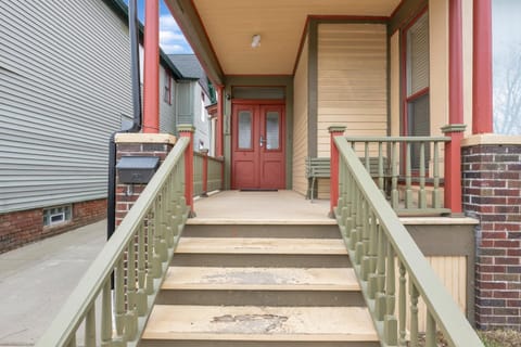 Detroit 3BR in Mexicantown | Sleeps 7 + WiFi Apartment in Windsor