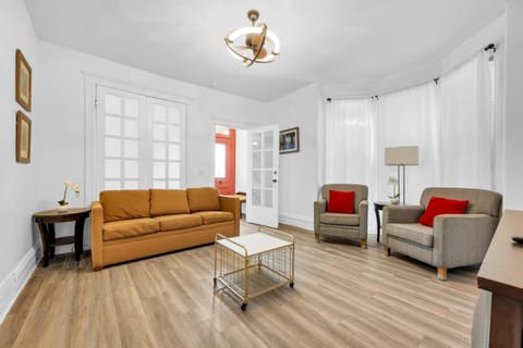 Detroit 3BR in Mexicantown | Sleeps 7 + WiFi Apartment in Windsor