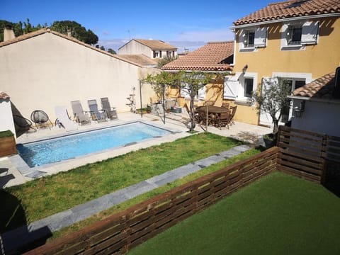 Property building, Patio, Day, Garden, Garden view, Swimming pool, sunbed