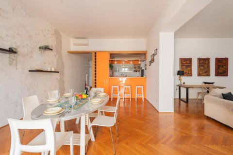 Kitchen or kitchenette, Dining area