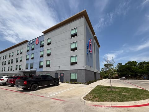 Property building, Facade/entrance, Day, Location, Parking