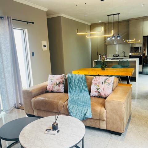 Kitchen or kitchenette, Living room, Seating area, Dining area, stove