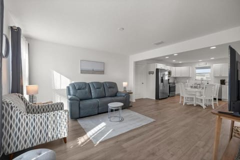 Communal lounge/ TV room, TV and multimedia, Living room, Seating area, Evening entertainment