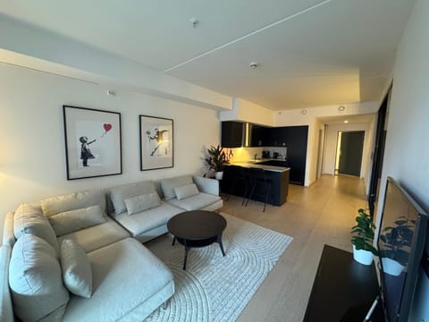 TV and multimedia, Kitchen or kitchenette, Living room, Seating area, Dining area, stove
