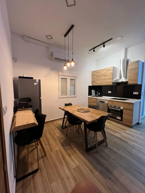 Kitchen or kitchenette, Dining area, oven, stove