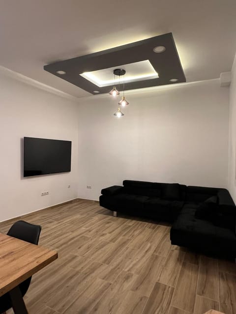 TV and multimedia, Living room, Seating area, Evening entertainment