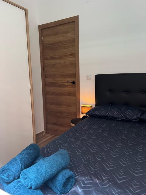 Bed, Photo of the whole room, towels, wardrobe