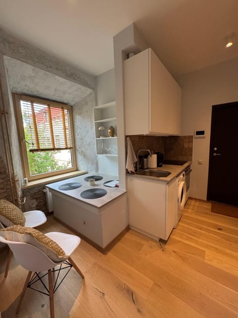 Coffee/tea facilities, Kitchen or kitchenette, Living room, Seating area, Dining area, oven, stove