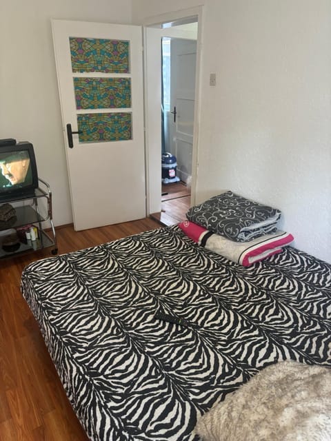 Bed, TV and multimedia, Bedroom