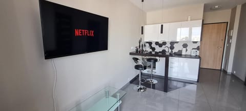 TV and multimedia, Kitchen or kitchenette, minibar, oven, stove