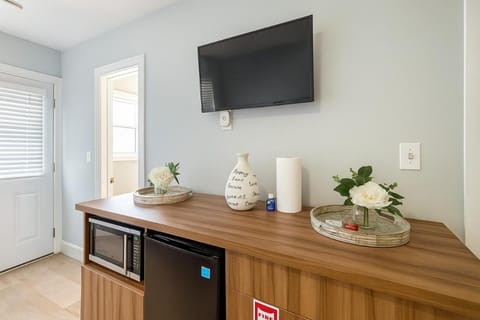 Dania Beach 1BR | Steps to Ocean + Parking Apartment in Hollywood Beach