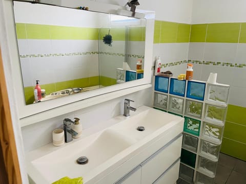 Chambre spacieuse Pour 2 personnes chez l habitant Vacation rental in Les Abymes