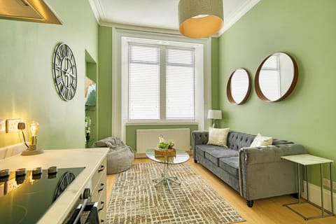 3-Bed Flat Free Parking 10 Mins to City Centre Apartment in Glasgow