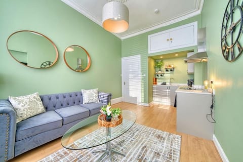 3-Bed Flat Free Parking 10 Mins to City Centre Apartment in Glasgow