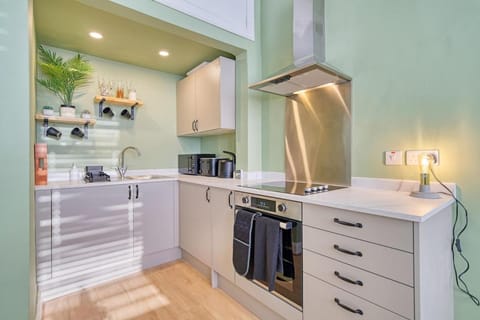 3-Bed Flat Free Parking 10 Mins to City Centre Apartment in Glasgow