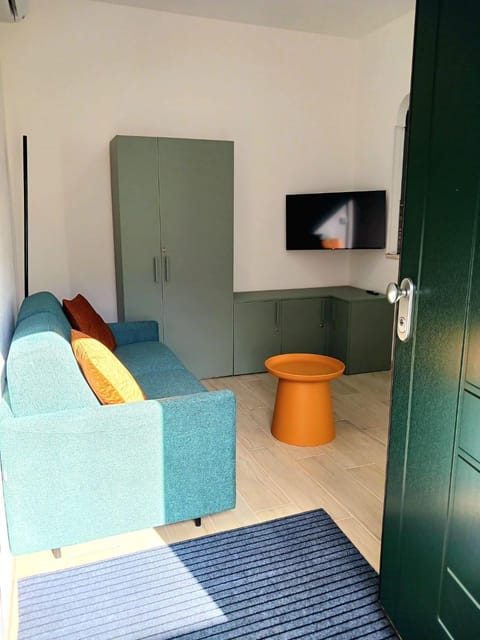 TV and multimedia, Living room, Seating area, Evening entertainment