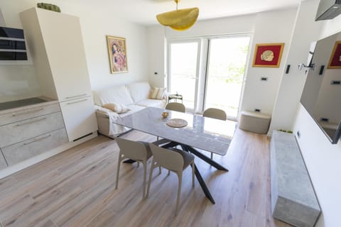 TV and multimedia, Kitchen or kitchenette, Living room, Seating area, Dining area