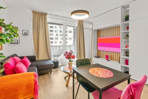 Bed, TV and multimedia, Living room, Photo of the whole room, Seating area, Dining area, Bedroom