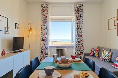 Sea Front 6 seats Wi-Fi AC Park Apartment in Porto Sant'Elpidio