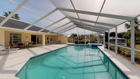 Golf & Poolside Paradise House in Hernando