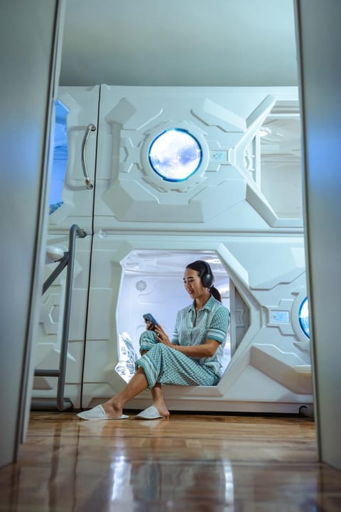 Bed, People, Photo of the whole room, Bedroom, group of guests