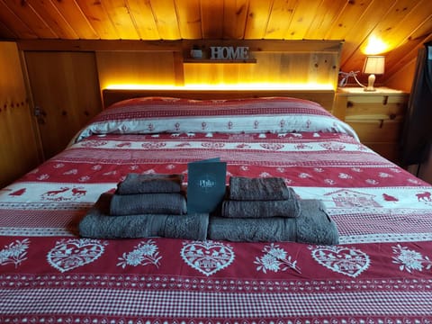 Bedroom, Mountain view