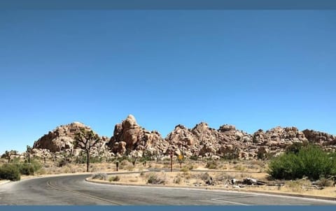 Golden Hour Hideaway Tranquil Desert Retreat Near Joshua Tree House in Joshua Tree