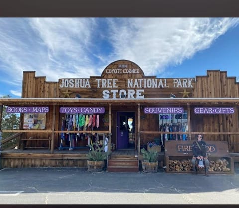 Golden Hour Hideaway Tranquil Desert Retreat Near Joshua Tree House in Joshua Tree
