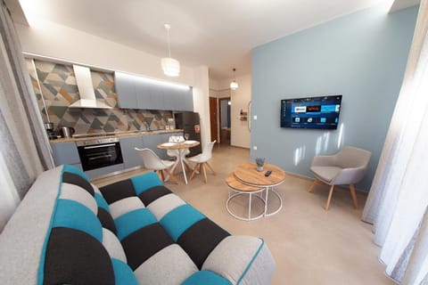 TV and multimedia, Kitchen or kitchenette, Living room, Seating area, Dining area, oven, stove