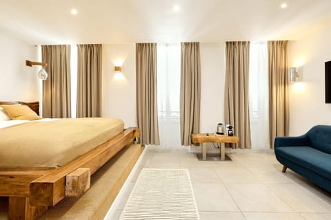 Bed, Photo of the whole room, Seating area, Bedroom