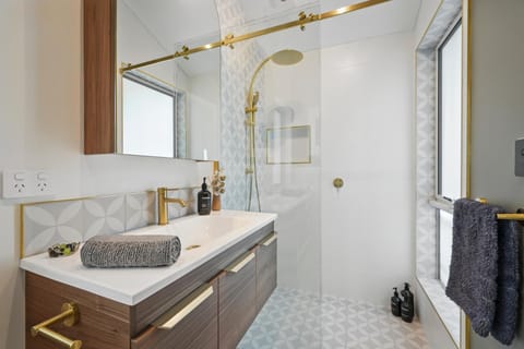 Blossoms on the Bay - 4 Bedrooms House in White Beach