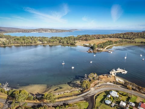 Blossoms on the Bay - 4 Bedrooms House in White Beach