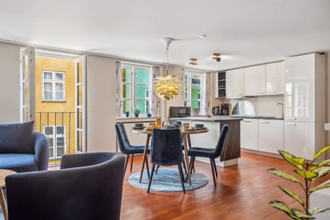 Kitchen or kitchenette, Seating area, Dining area