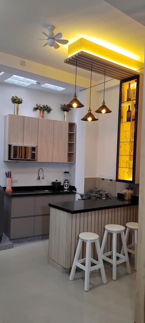 Kitchen or kitchenette, Dining area, minibar, stove