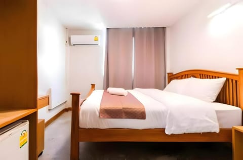 Bed, Photo of the whole room, Bedroom, towels, air conditioner