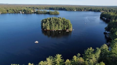 2 Romantic Island Cabins for 5 - Hot Tub Boat Cabin in Brantingham Lake