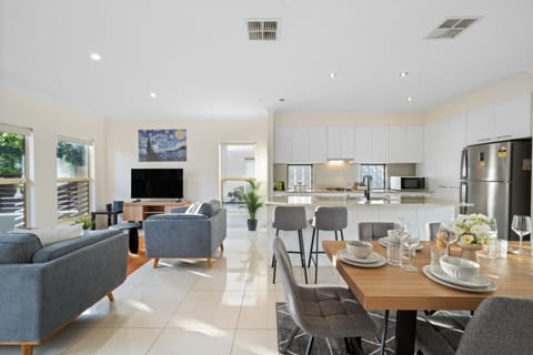 TV and multimedia, Kitchen or kitchenette, Living room, Seating area, Dining area