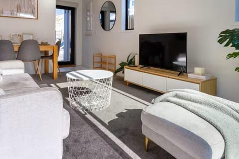 TV and multimedia, Living room, Photo of the whole room, Seating area