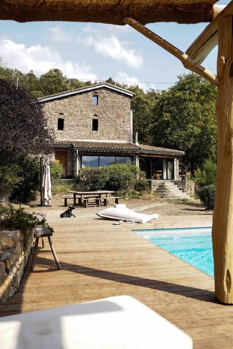 Property building, Patio, Day, Natural landscape, Pool view, Swimming pool, sunbed