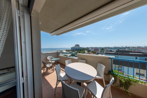 Patio, Day, Natural landscape, View (from property/room), Balcony/Terrace, Living room, Seating area, Dining area, Sea view