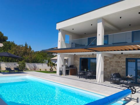 Property building, Balcony/Terrace, Swimming pool