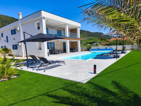 Property building, Garden, Swimming pool, sunbed